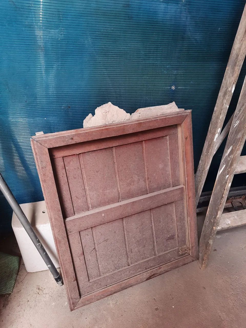 Janela de banheiro  usada de madeira em perfeito  estado.