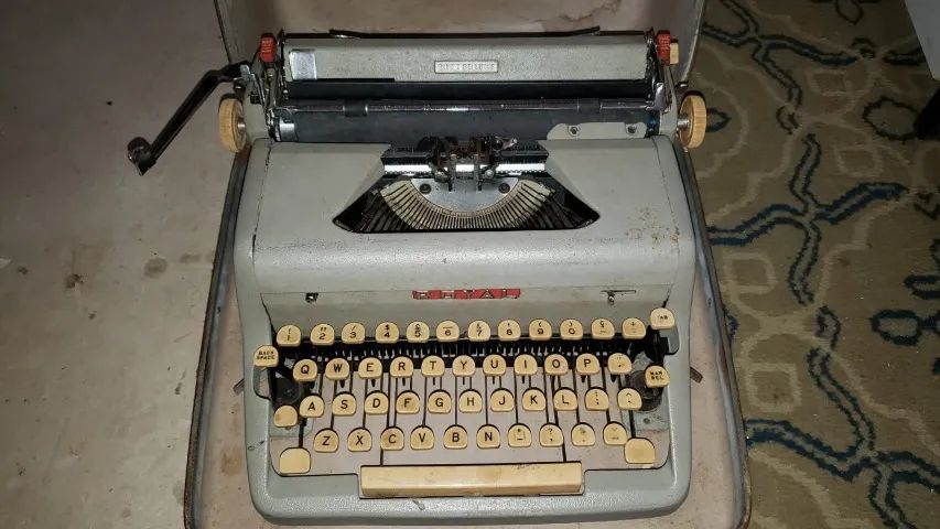 MAQUINA DE ESCREVER ANTIGA