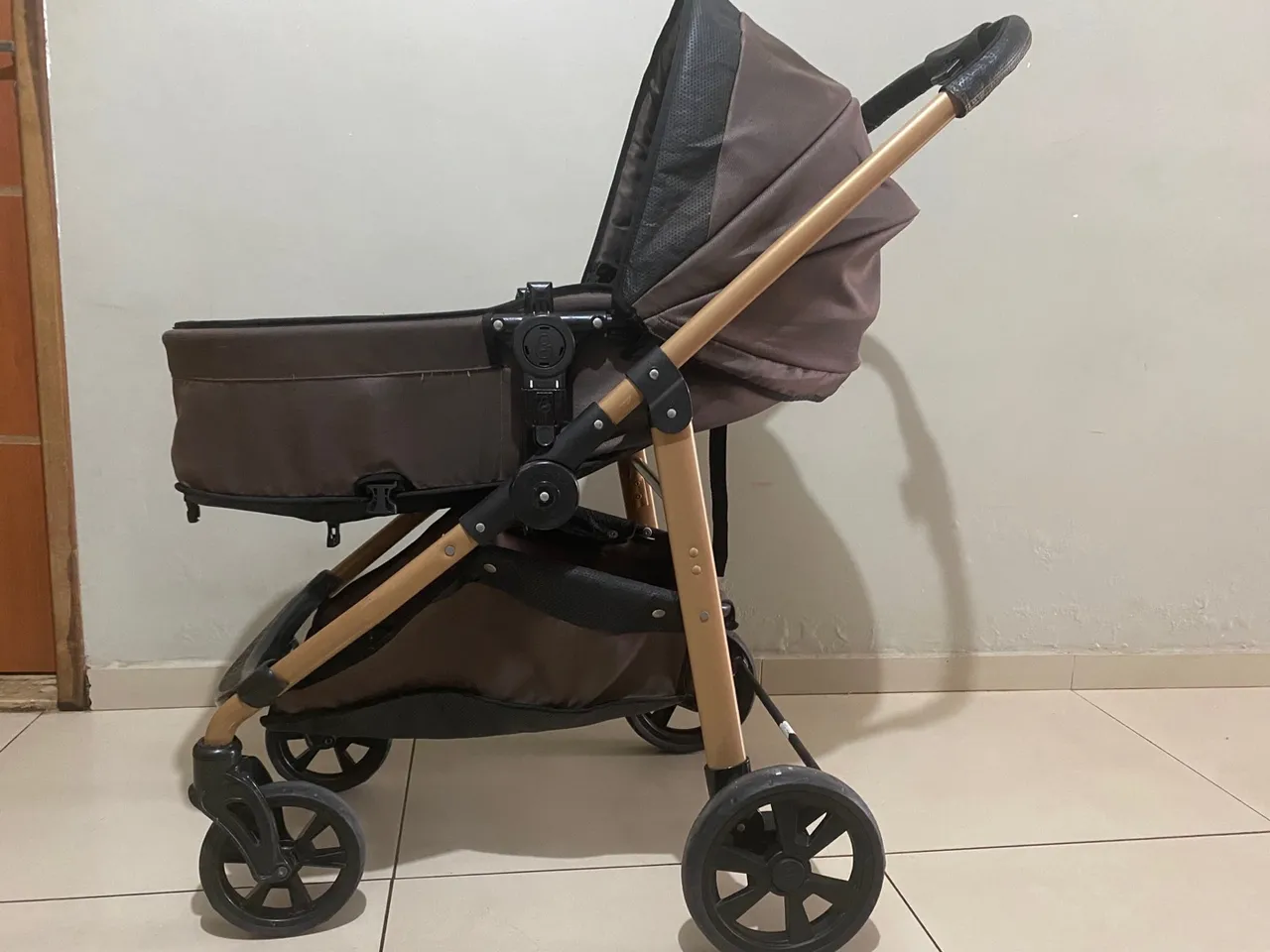 Carrinho de Bebê com Design Moderno e Conforto