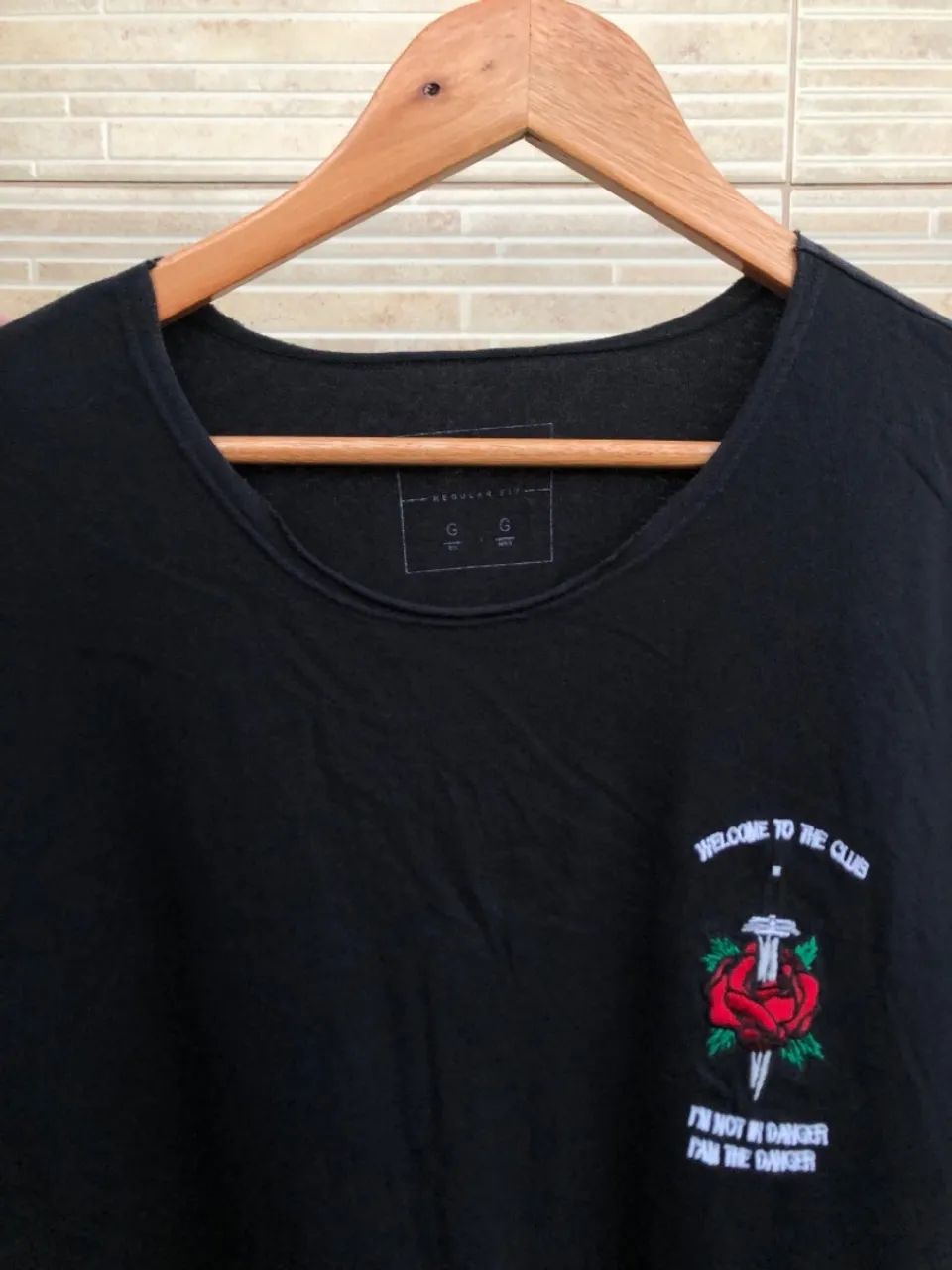 Camiseta preta com estampa de rosa e frase - G