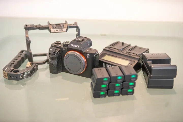 Sony A7s ii + Case Tilta + 9 Baterias e 3 carregadores - Câmera Mirorless