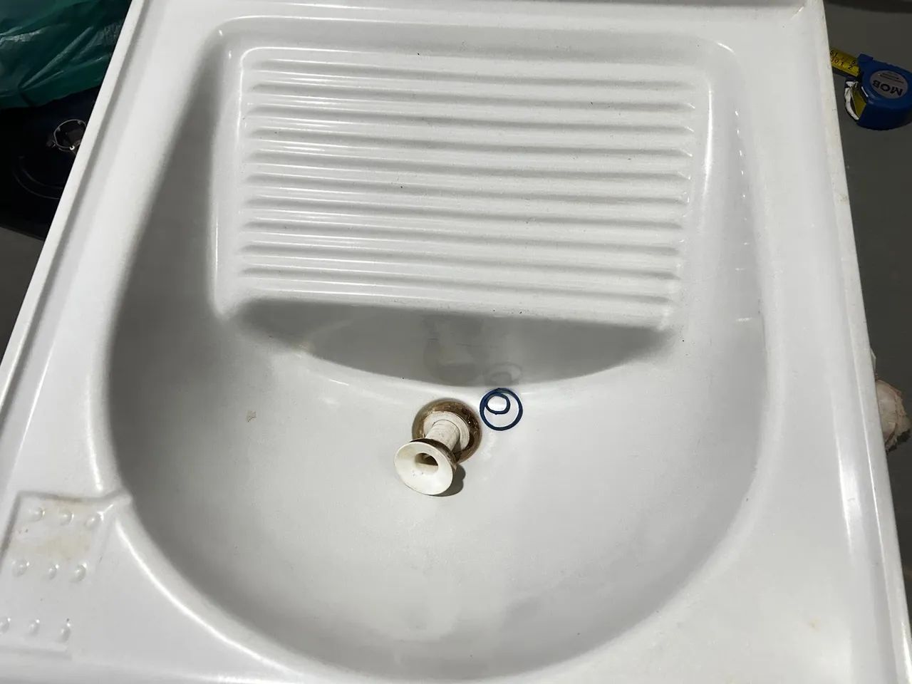 Tanque de mármore sintético