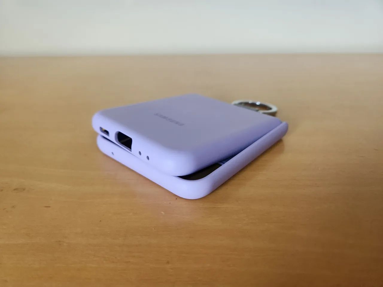 Capa Protetora Galaxy Z Flip 3 Silicone com argola - Lilás (original) - Foto 4