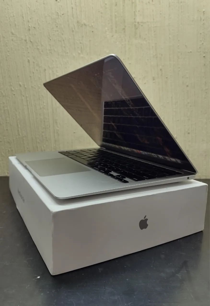 Macbook Air M1 2020 - *Apple M1* - 8GB / SSD 512GB - Tela 13