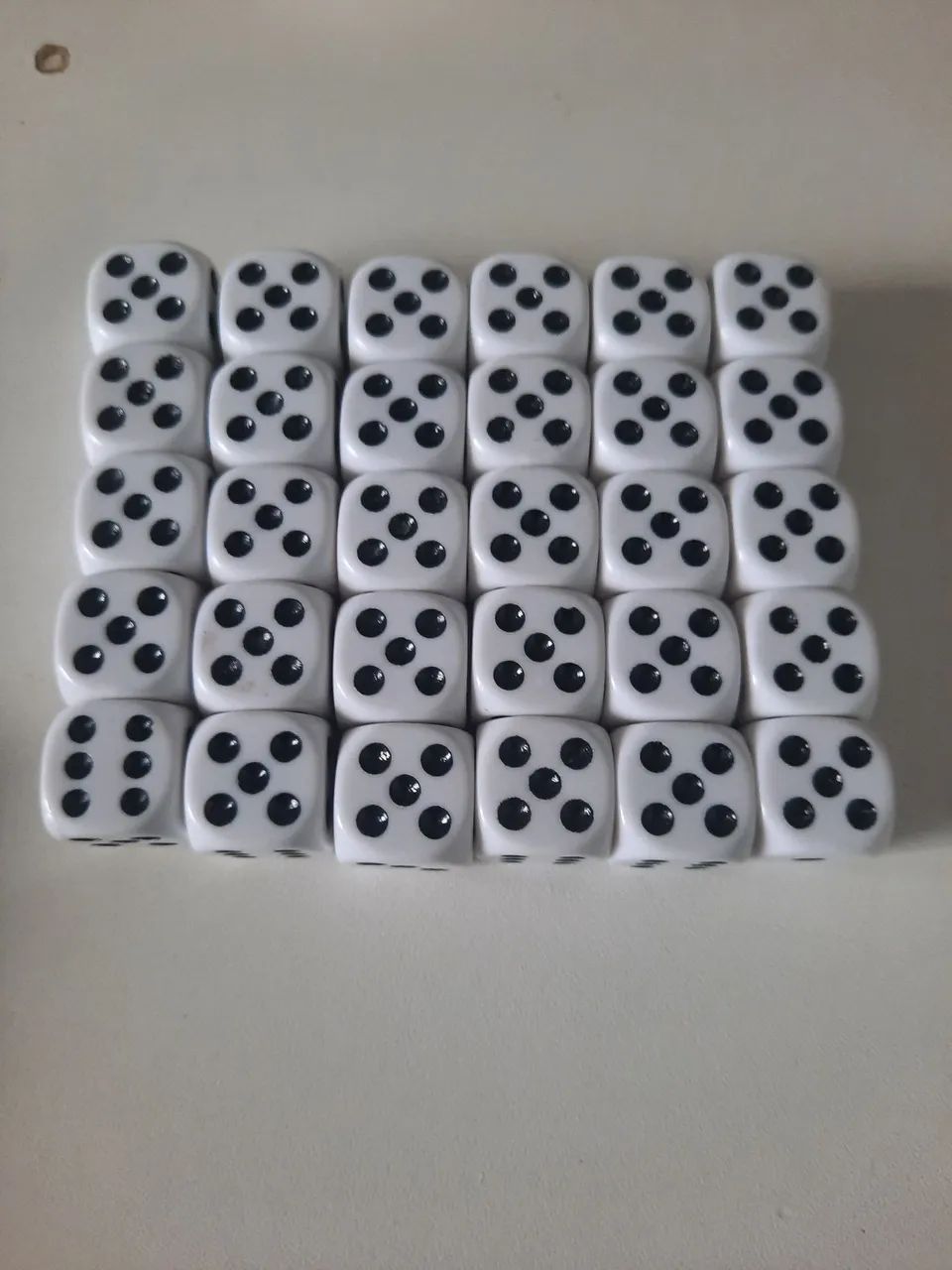 Jogo de 30 dados 6 lados preto e branco - Foto 2