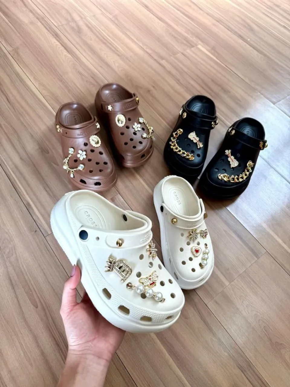 Crocs com detalhes e enfeites exclusivos