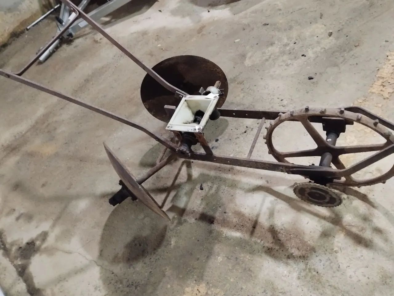 Semeadeira manual antiga - Foto 2