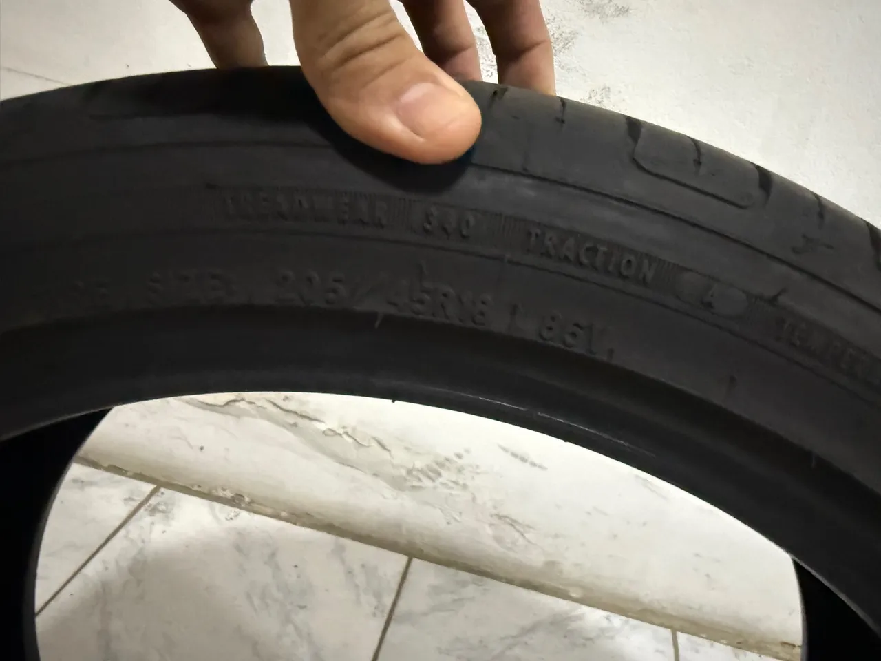 Pneu 205/45R18 83V