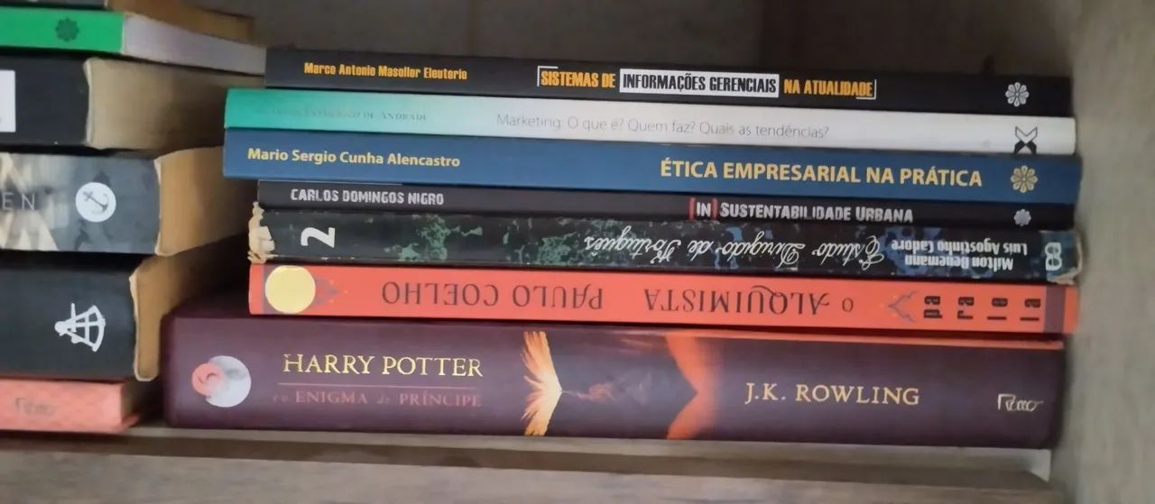 Lote de Mangás e livros para venda em preço baixo  - Foto 3