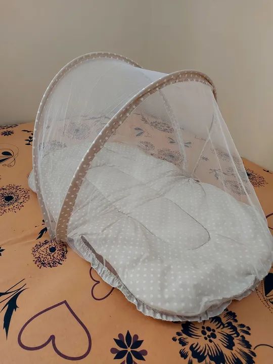 Acolchoado Portátil para bebê com cortinado.
