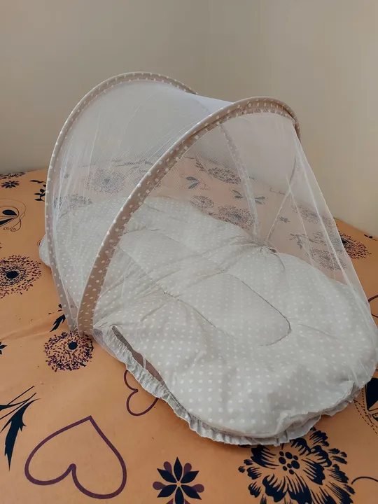 Acolchoado Portátil para bebê com cortinado.
