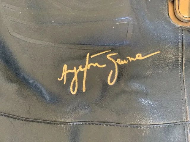 Bolsa é decorada com o autógrafo bordado do piloto brasileiro Preta Em couro Nova Linda.. - Foto 4