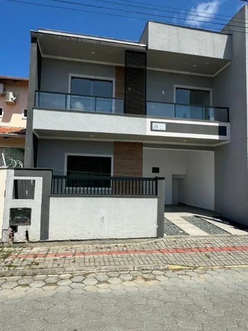 Sobrado em Balneário Piçarras - 300 metros do mar