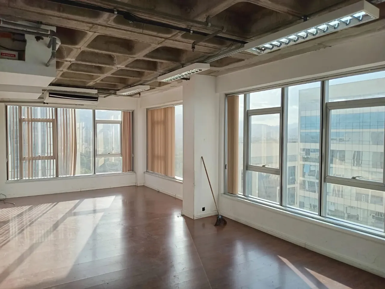 Conjunto de salas integradas com 60 m² prontas para ocupar na Barra da Tijuca