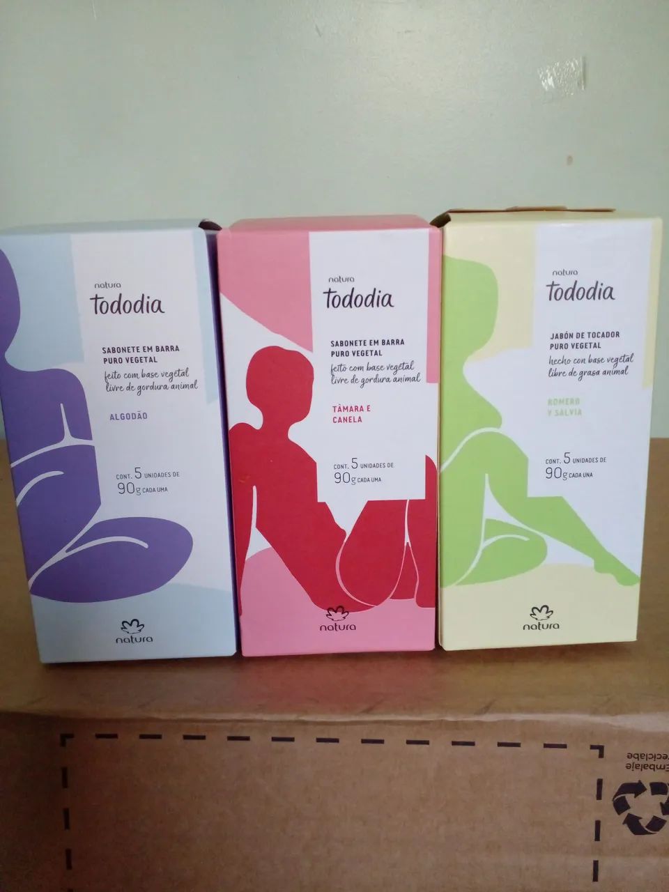 Kit com 3 caixas de sabonetes natura. 