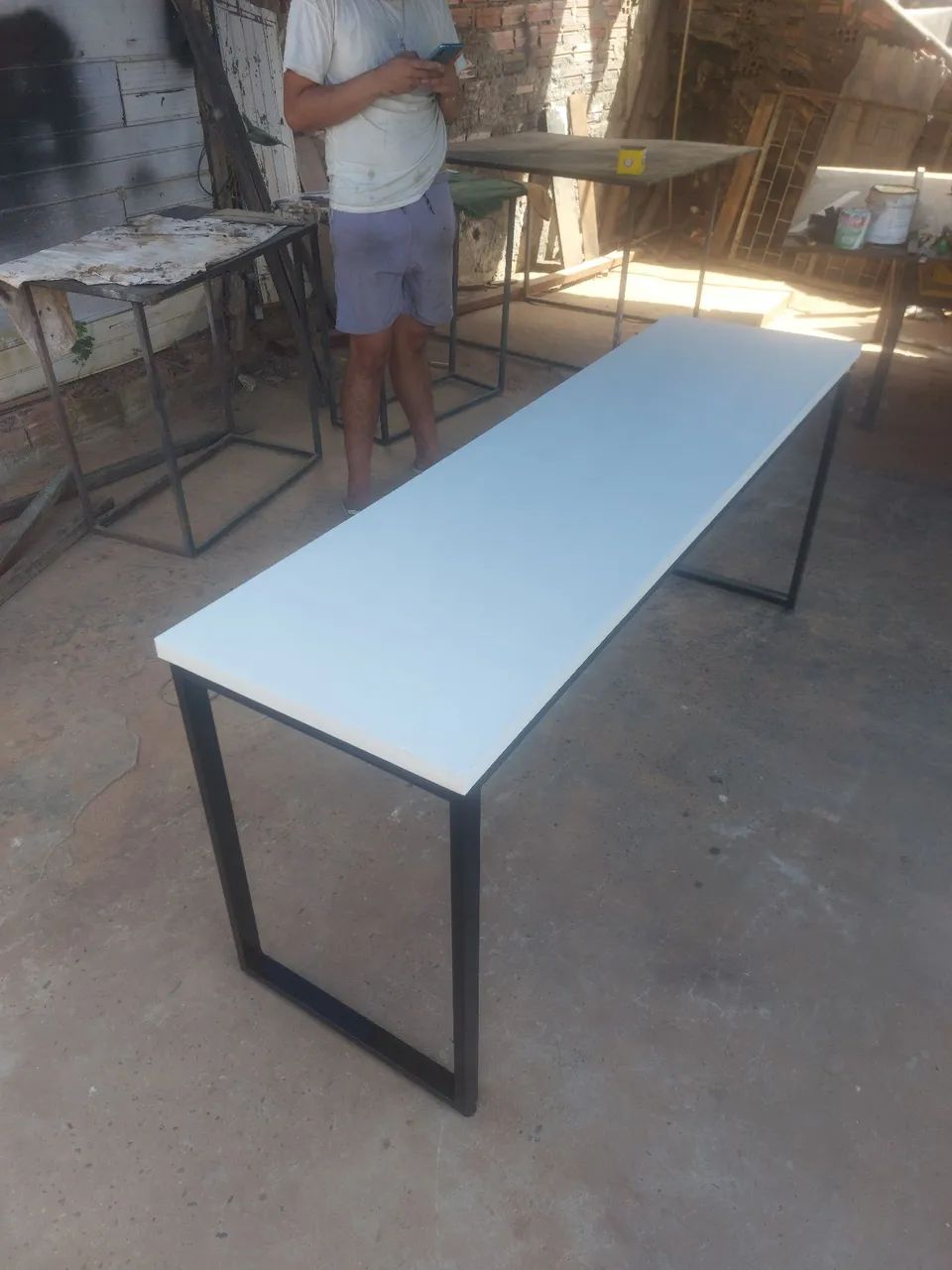Mesa com tampo branco e estrutura de ferro - Foto 3