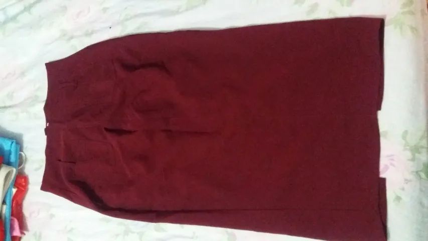 roupas diversas para homens mulheres jovens e crianças 