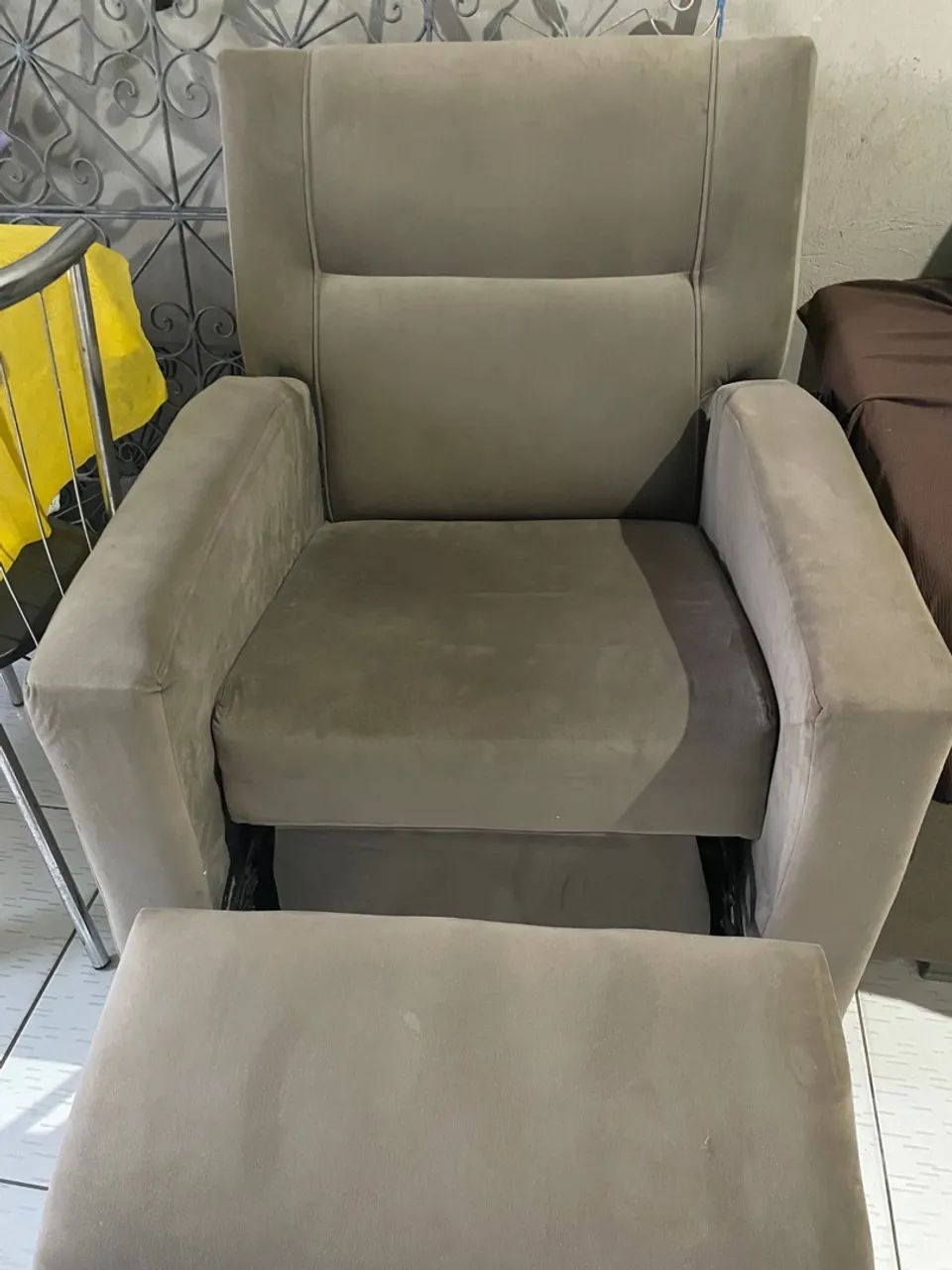 Poltrona Reclinável com Puff - Conforto e Elegância