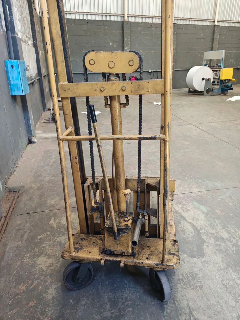 Empilhadeira manual 1 tonelada  - Foto 2