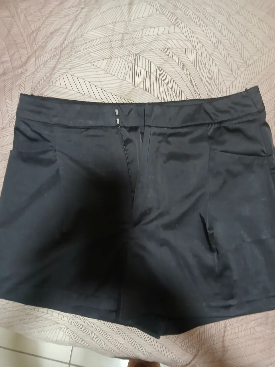 Shorts preto de tecido acetinado