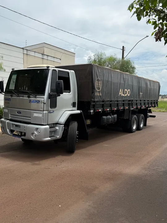 Caminhão Ford Cargo 2422 - 2428- 2429 ano 2006