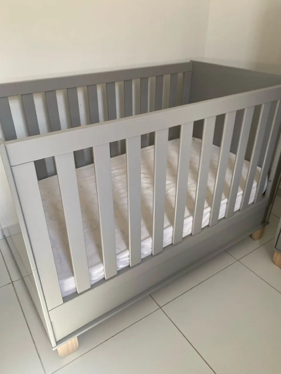 Berço Matic 2 em 1 na cor cinza moderno