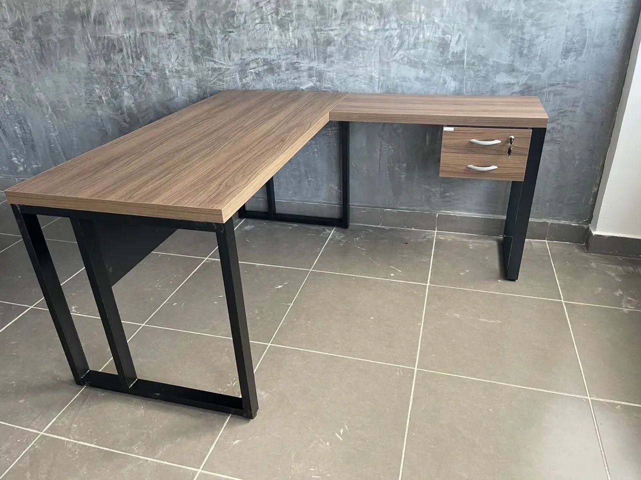 Mesa em L 1.50x1.60 com Gavetas para Escritório - Foto 4