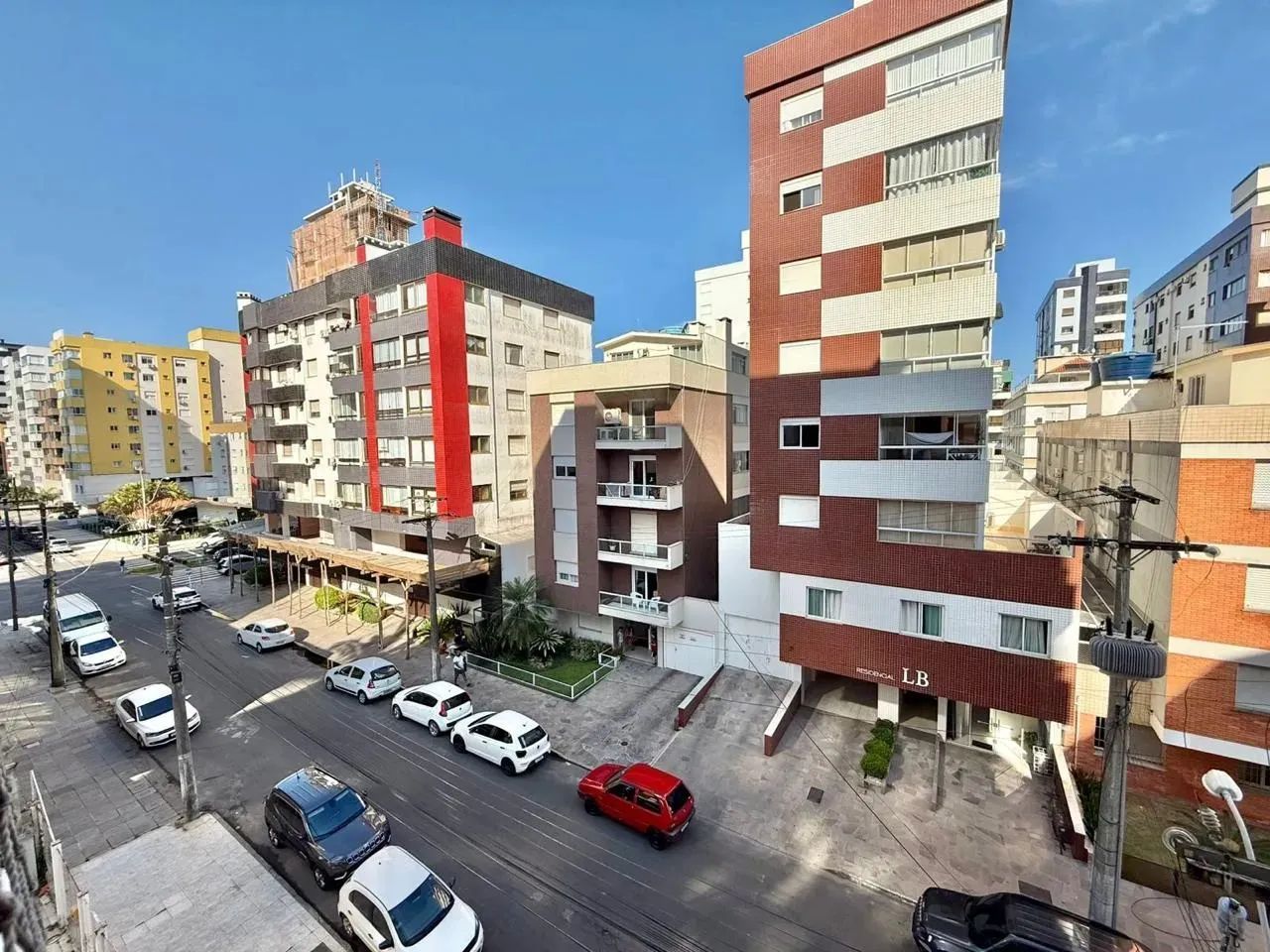 02 DORMITÓRIOS AMPLO DE FRENTE NO CENTRO COM SACADA SEPARADA! - Foto 4