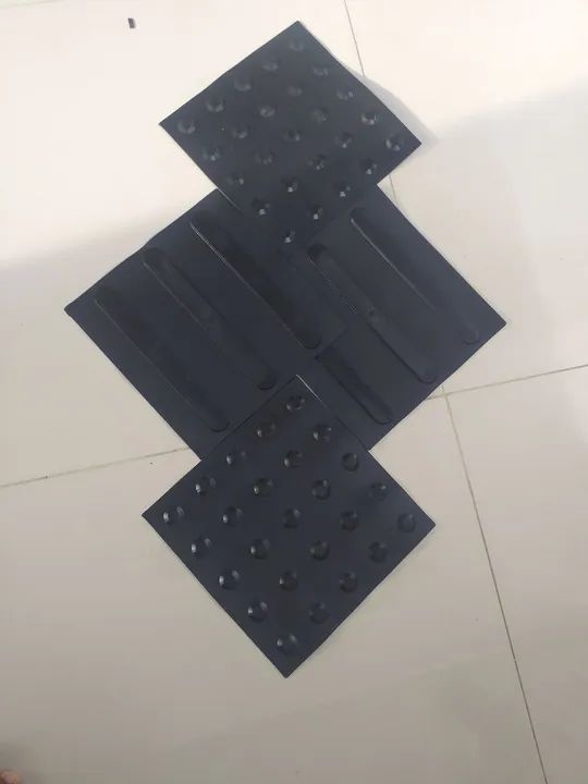 Piso tátil alerta e direcional 25x25  kit c/ 10 unidades cor preto - Foto 2