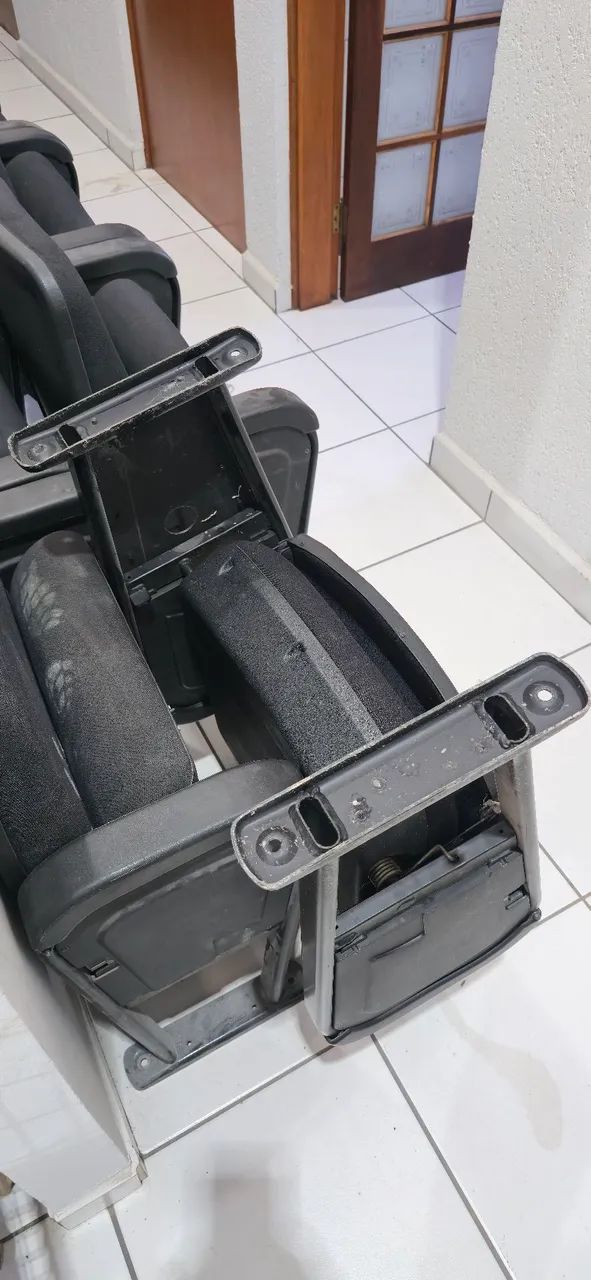Poltrona Preta Individual Com Braços e Prancheta Confortável Cinema Sala Tv Estar Usada - Foto 4