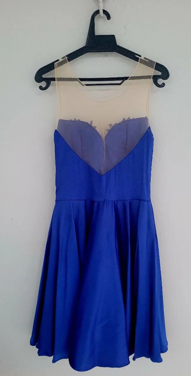 Vestido azul com renda e cinto dourado - Foto 2