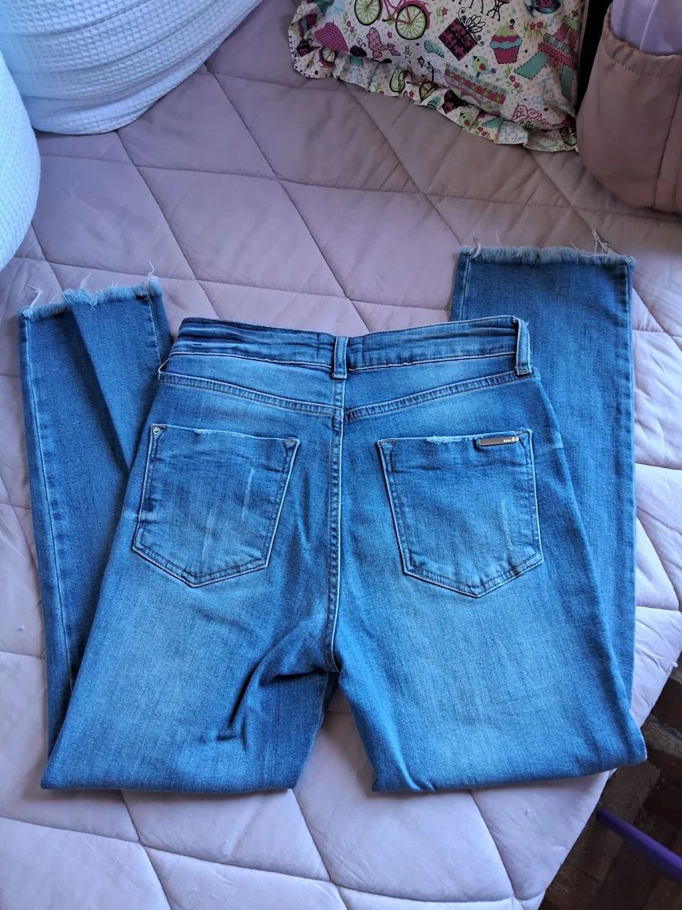 Calça Jeans Azul com Barra Desfiada - MOB - Foto 2