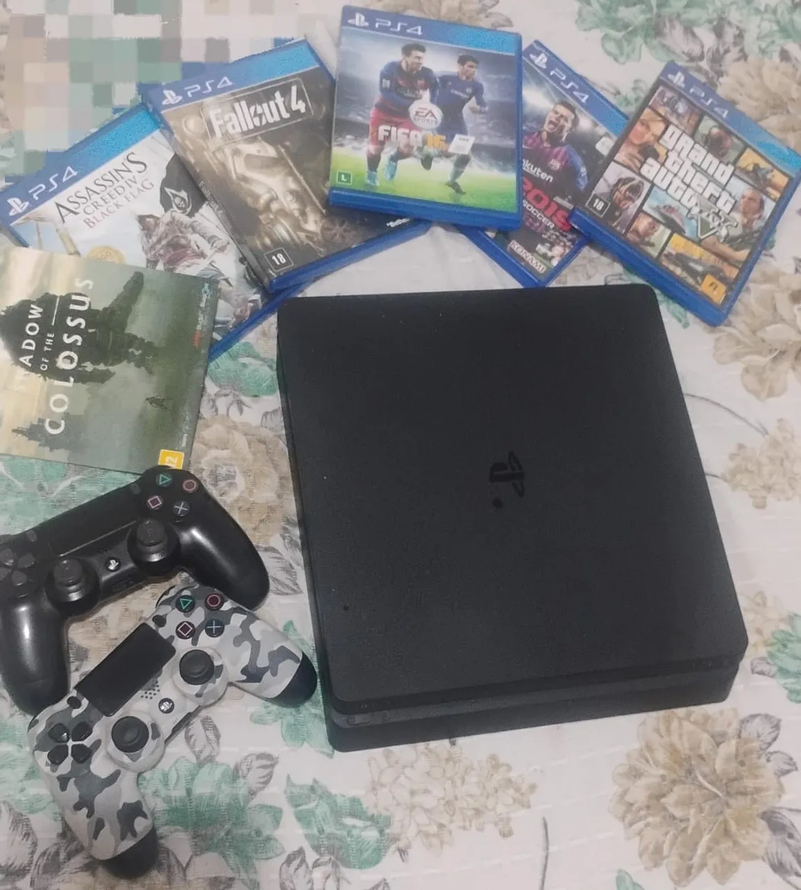 PS4 Slim com jogos e controles