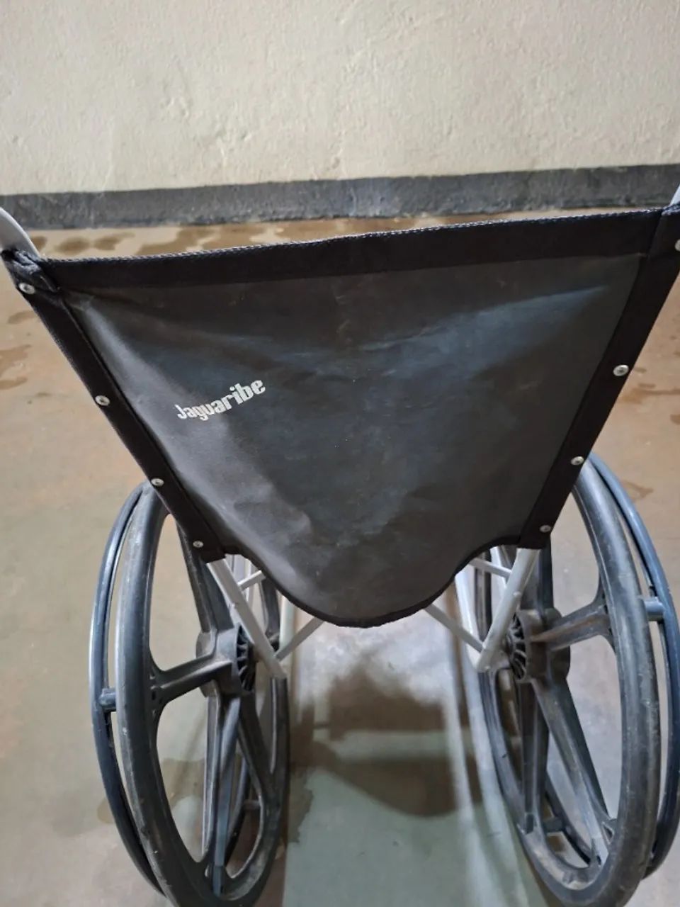 Cadeira de rodas cor preta. - Foto 2