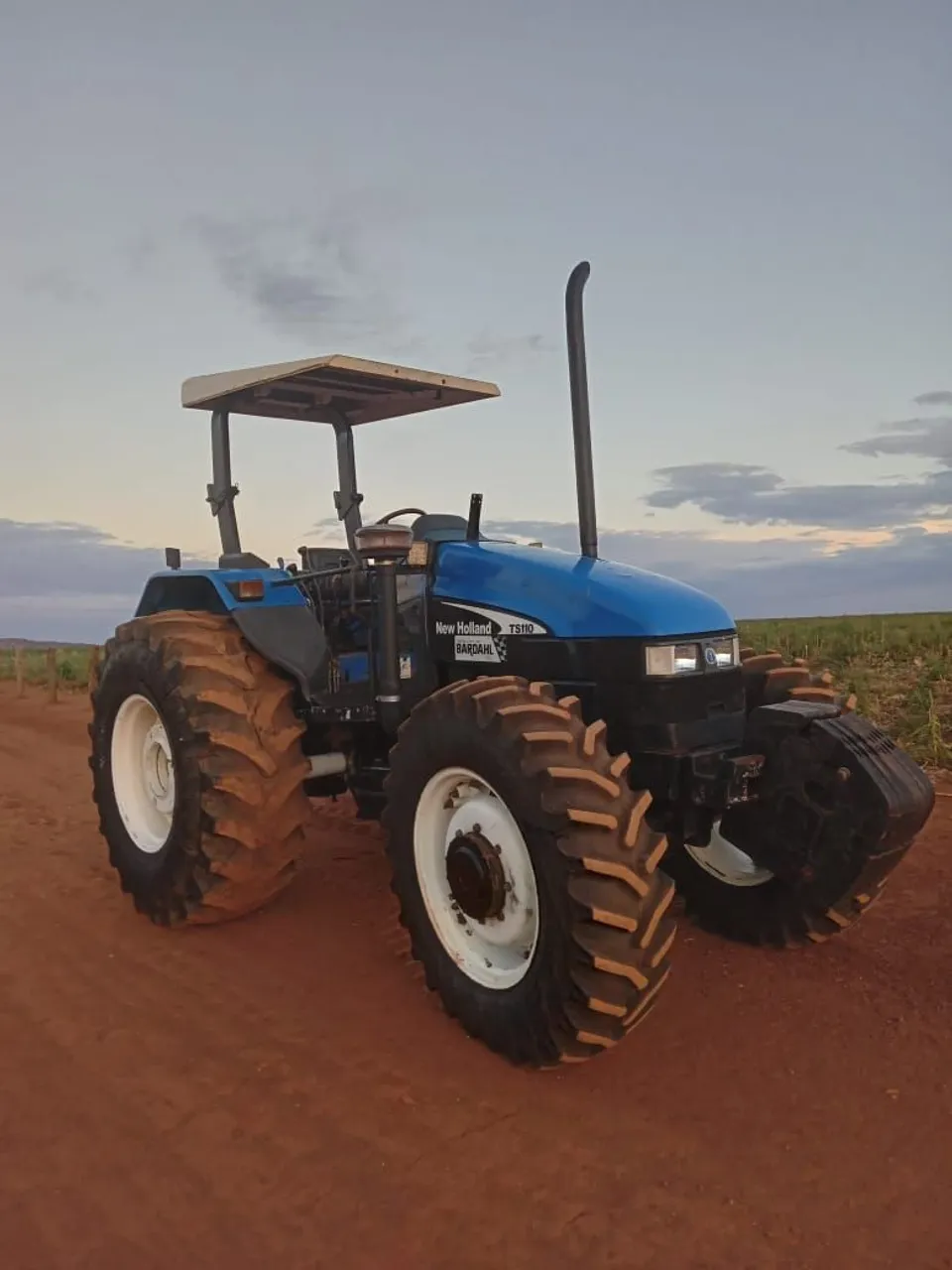 Trator New Holland TS110 - Potência e Confiança no Campo!