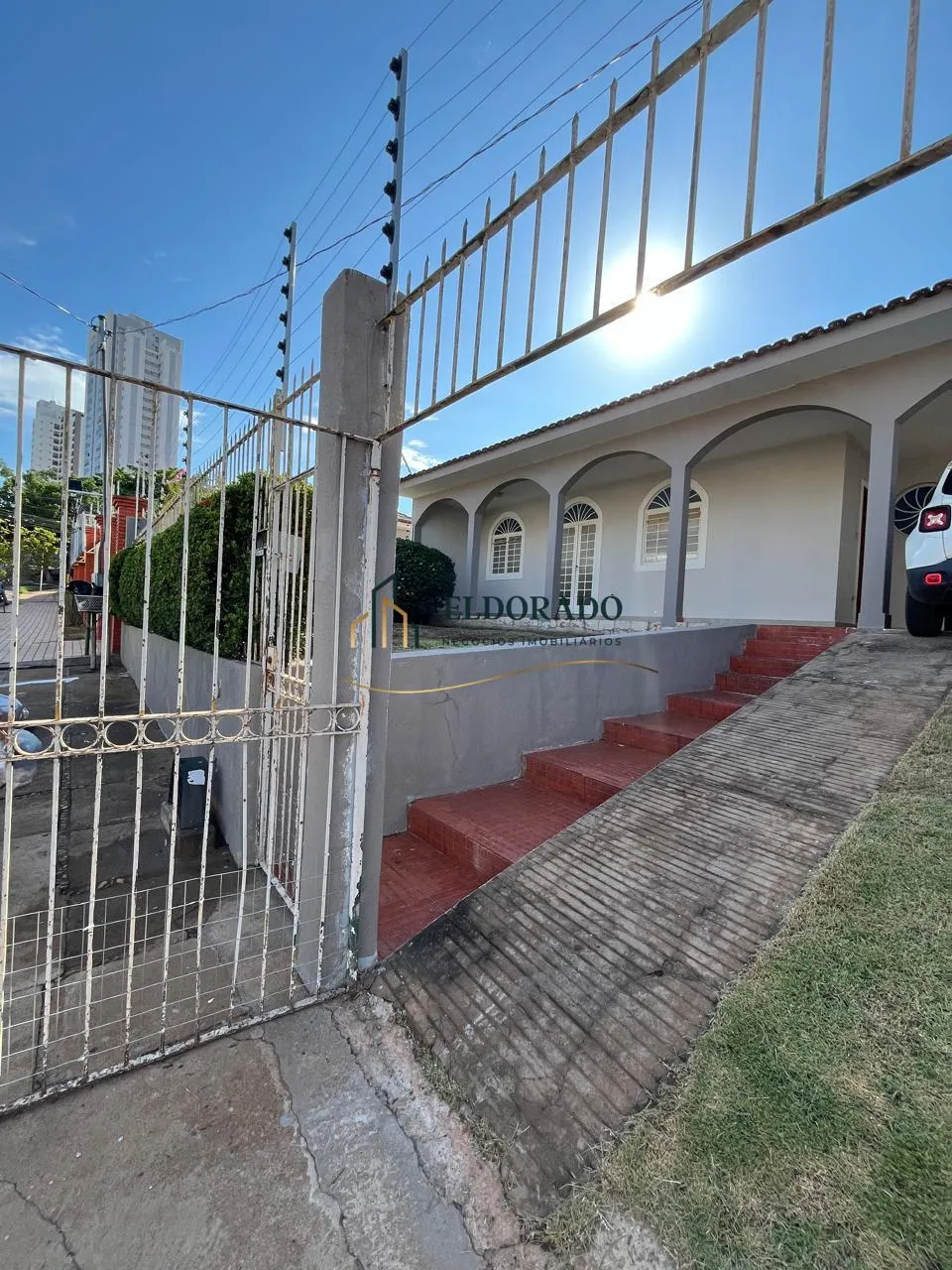 Aluga-se casa no Bairro Jardim Cuiabá! São 5 quartos sendo 1 suíte!