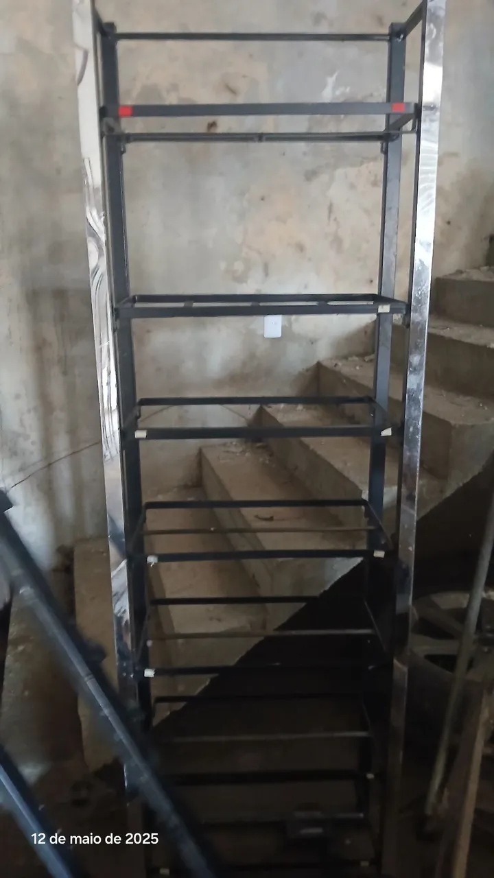 Estante de metal para organização