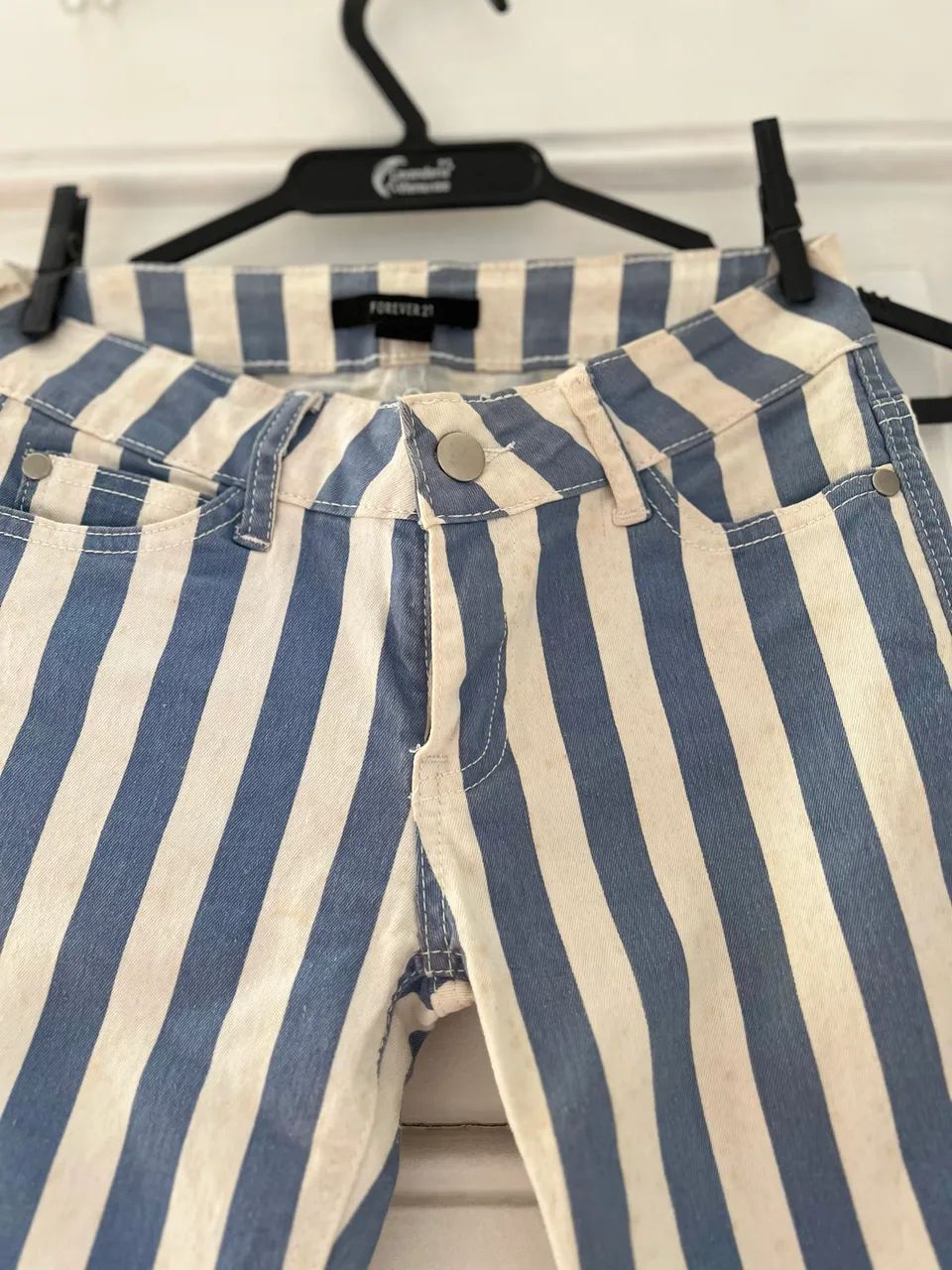 Calça lista branca e azul claro forever 21 tamanho pp - Foto 3
