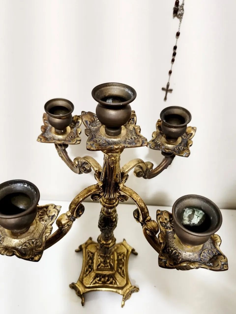 Imponente Castiçal para 5 Velas em Bronze Antigo - Foto 4