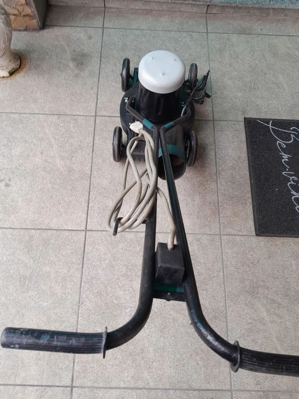 Cortador de grama com carrinho 