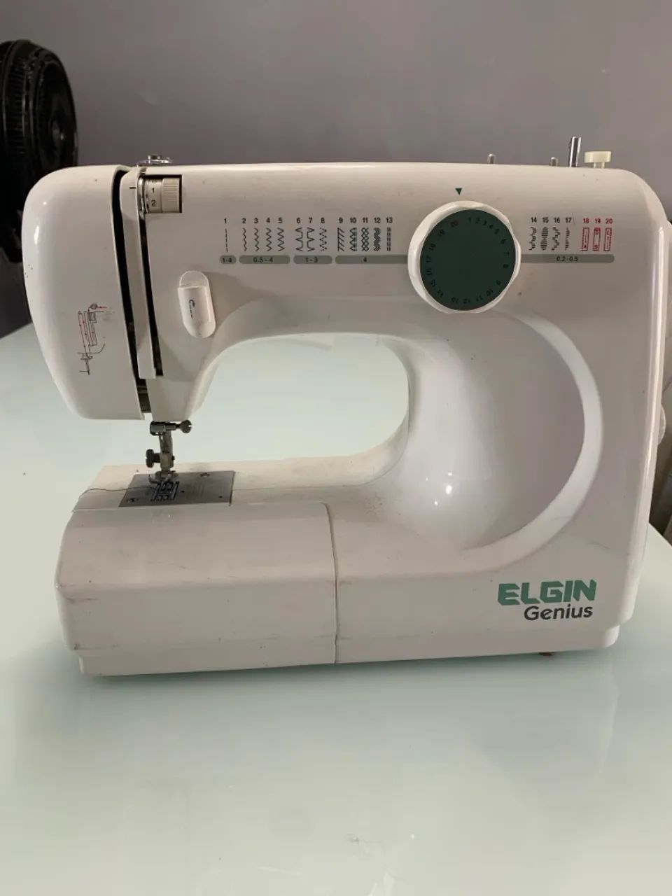 Máquina de Costurar Elgin Genius - Usada
