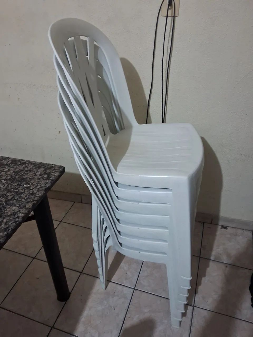 Cadeira de plástico branca - Foto 4