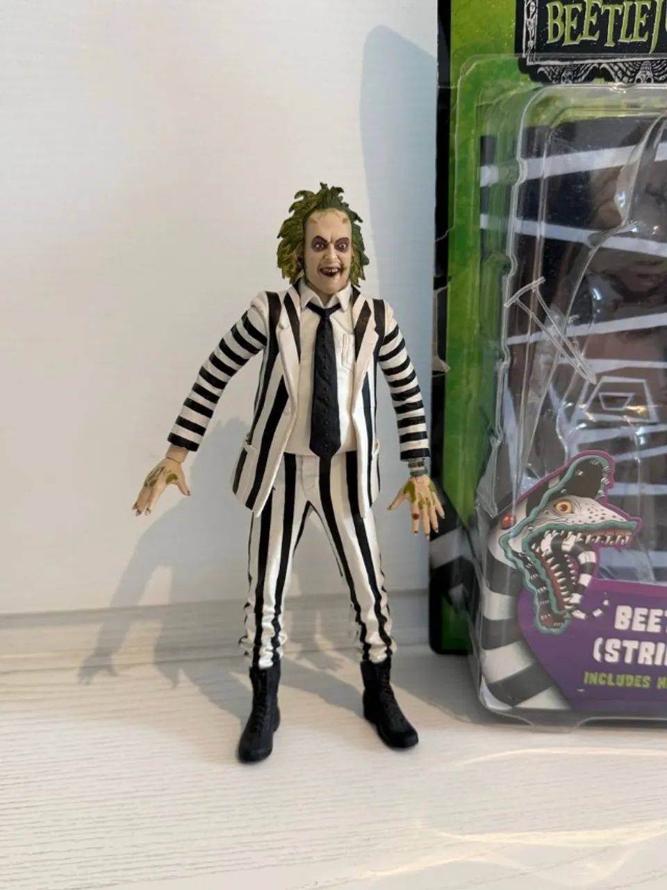boneco beetlejuice neca striped suit - Foto 4