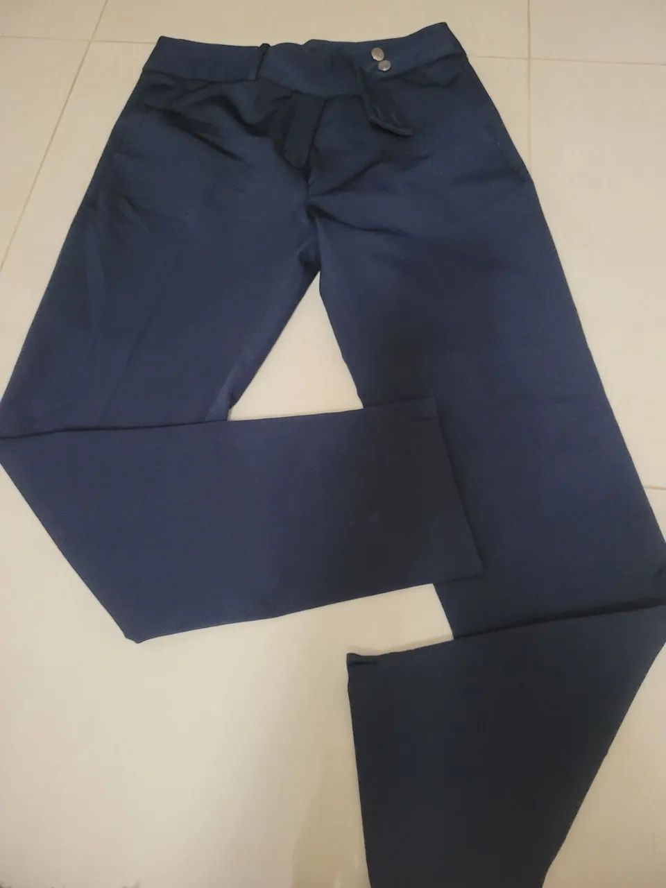 Calça social azul marinho com elastano, detalhes no cos com botões e cinto.  - Foto 3