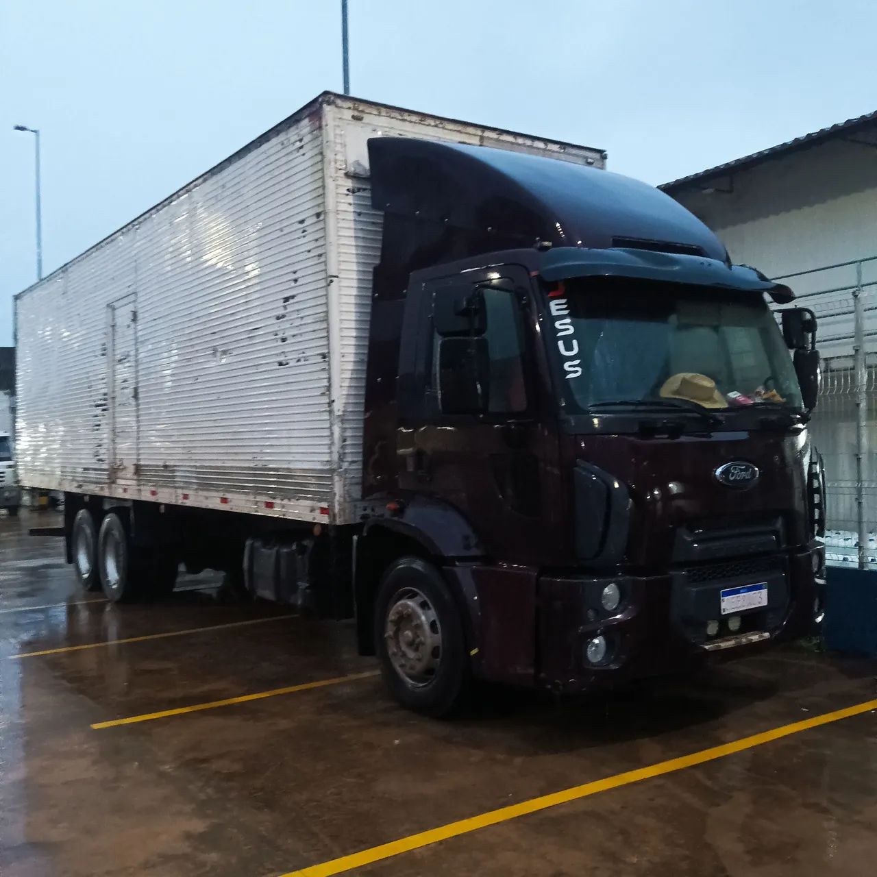 Vendo este lindo caminhão Ford Cargo 2429,ano 2013 Baú com 10m de comprimento , 18 palates - Foto 8