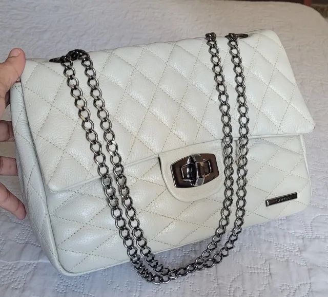 Bolsa de couro matelassê e corrente 