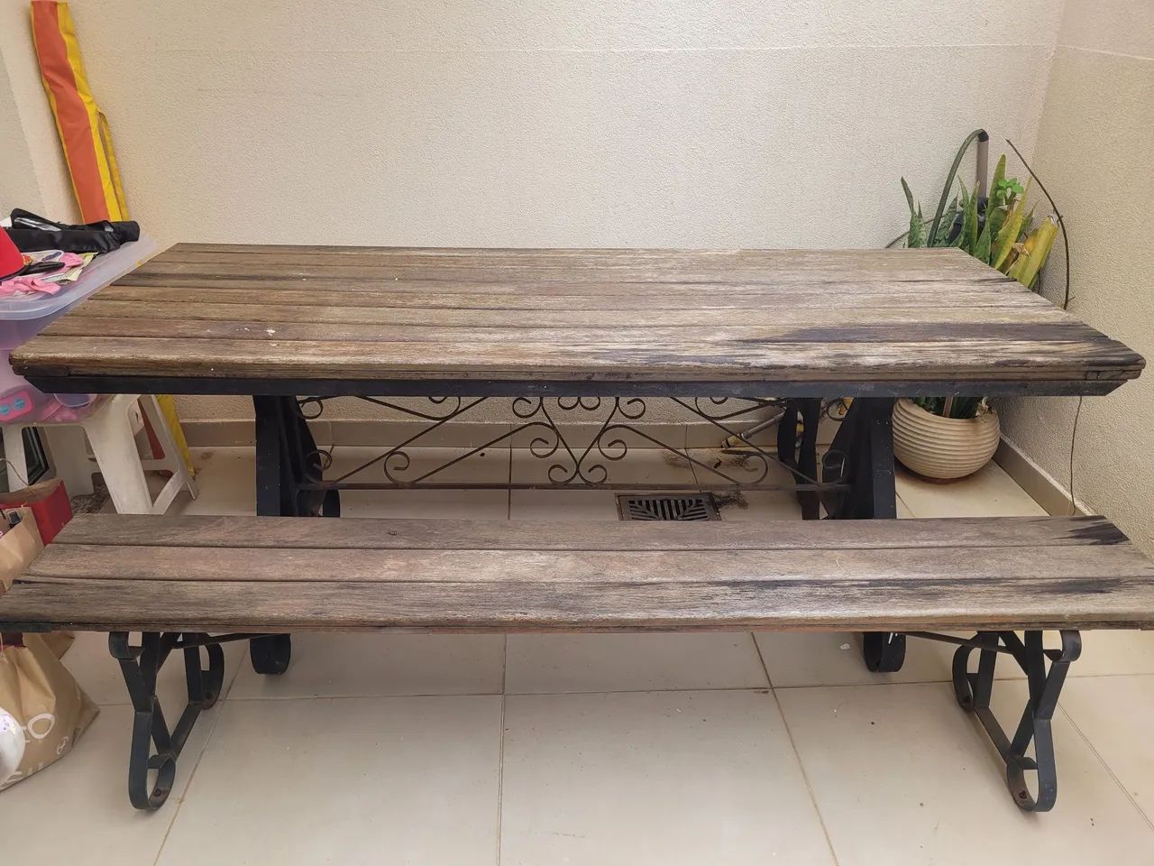 Mesa jardim com bancos