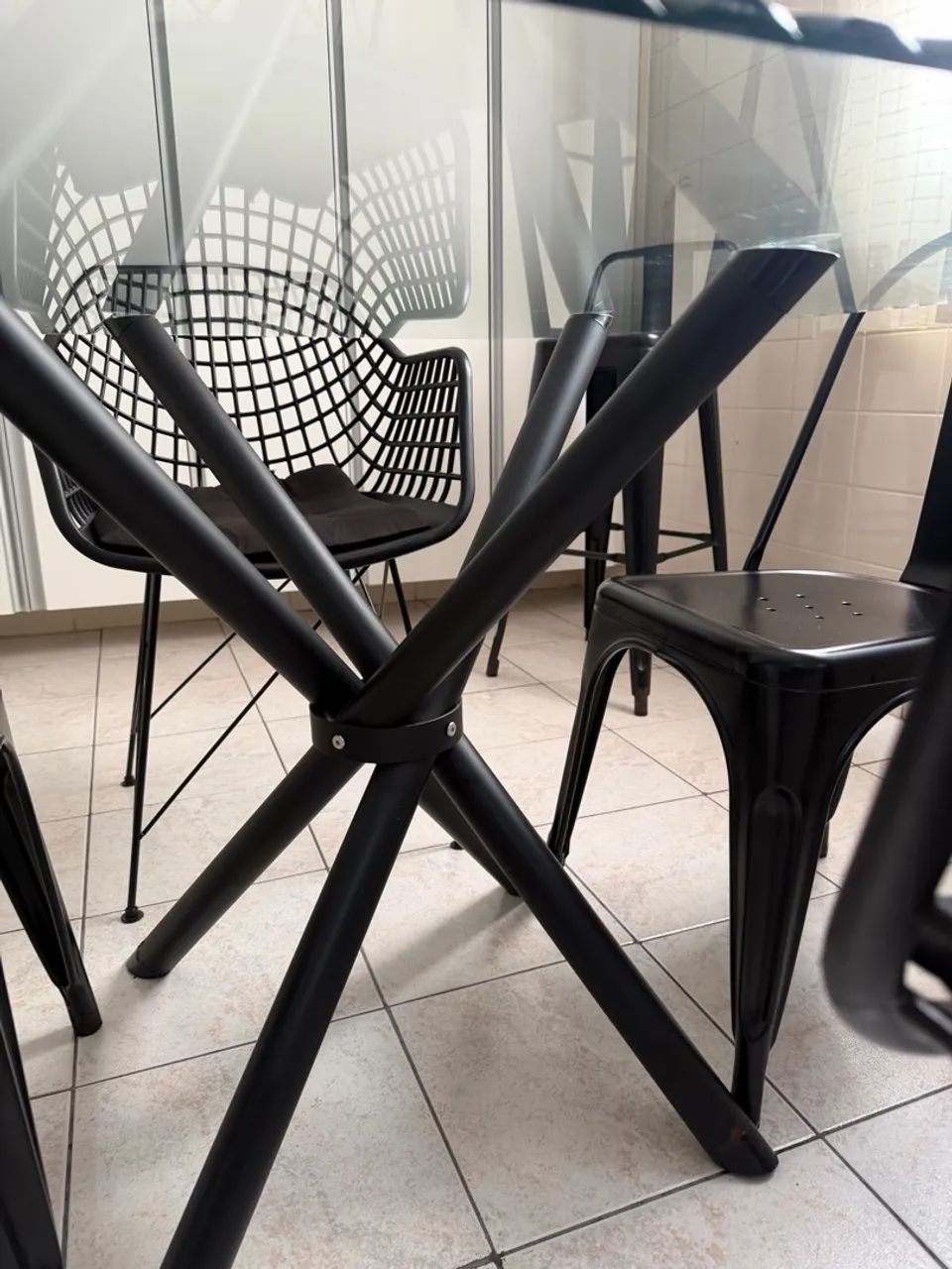 Mesa de Jantar Tampo de Vidro e 4 Cadeiras - Foto 2