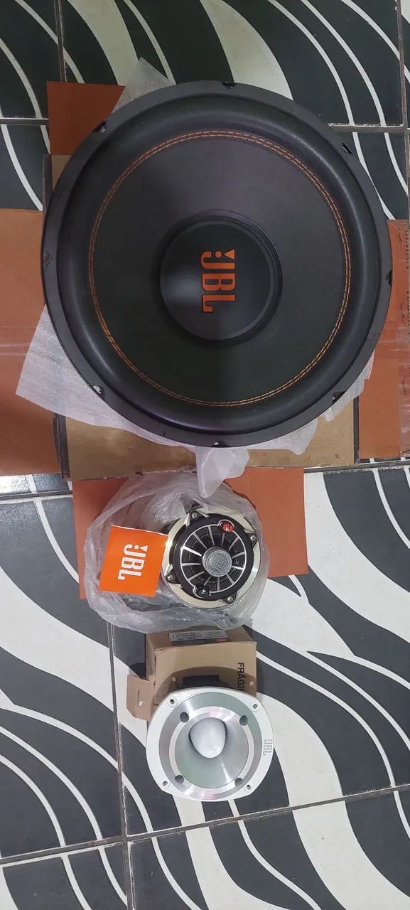 Vendo Subwoofer de 12 polegadas, Tweeter e Driver tudo JBL  e Caixaria tudo novo sem uso..