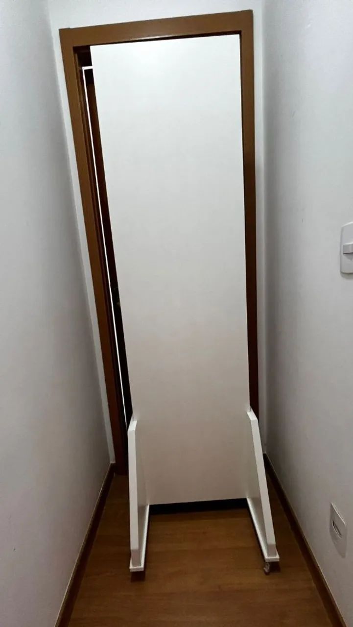 Espelho com suporte em MDF e rodinhas de silicone com travas - Foto 3